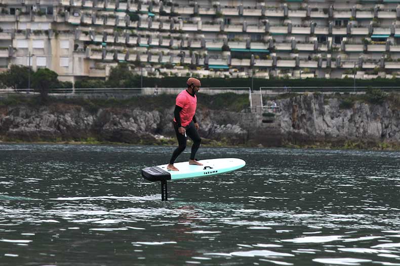 Una persona navegando con un e-foil eléctrico en Laredo (Cantabria)