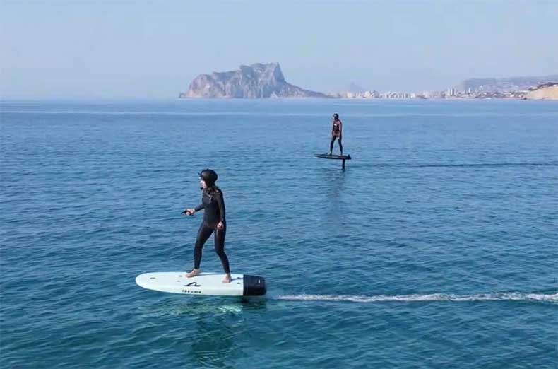 Dos personas navegando con e-foils